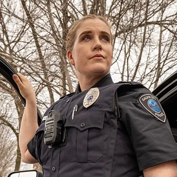 A female officer wearing an SVX